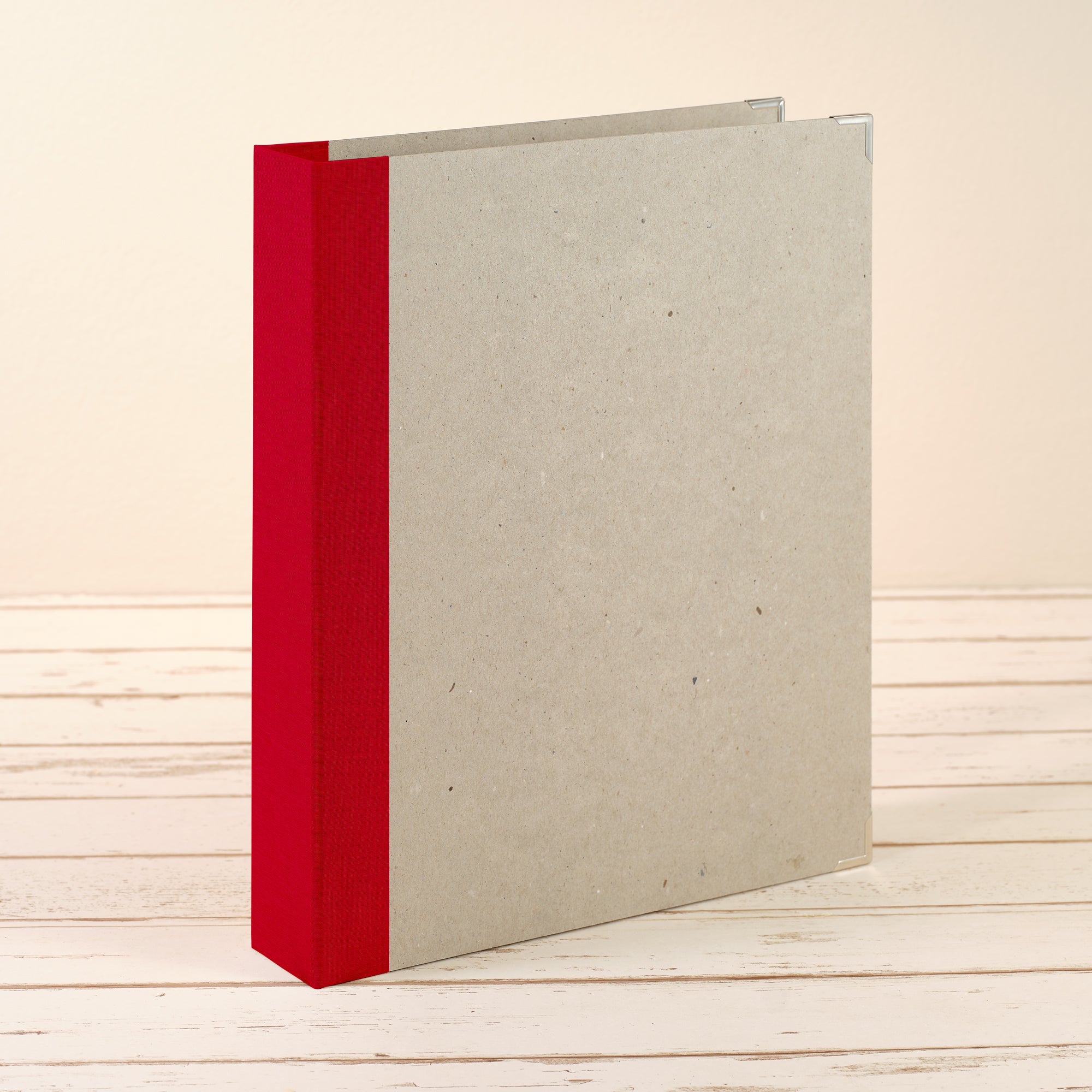 A4 Ordner mit rotem Leinenrücken