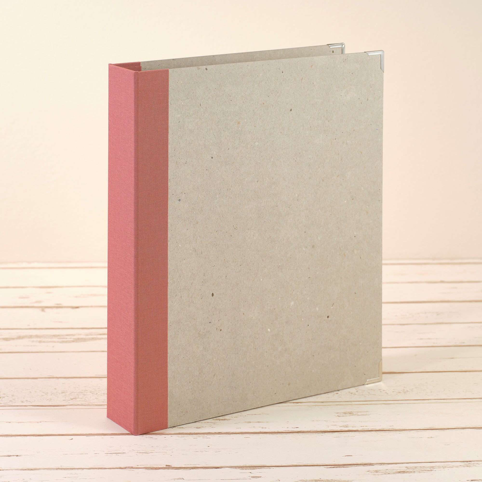 A4 Ordner mit altrosafarbenem Leinenrücken