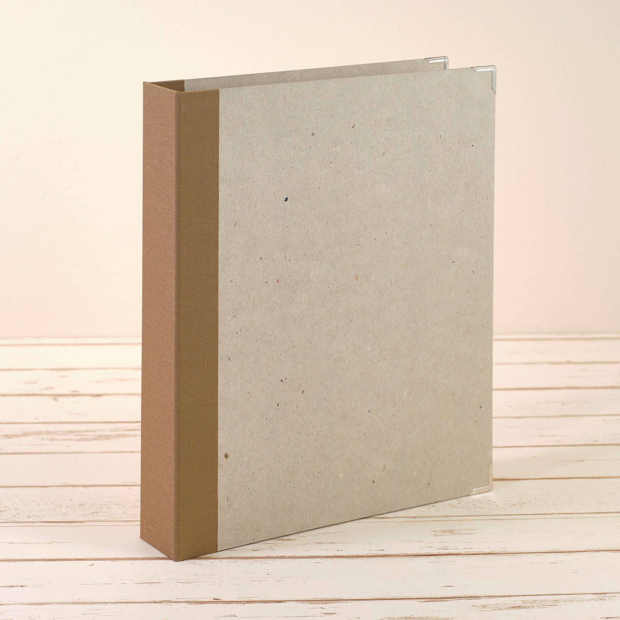 A4 Ordner mit camelfarbenem Leinenrücken