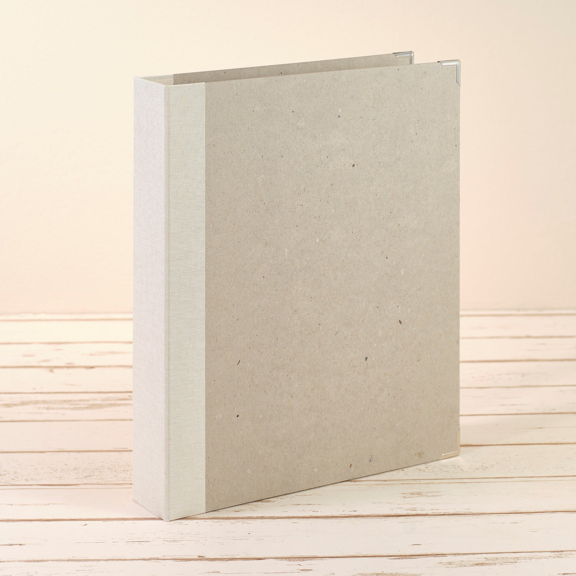 A4 Ordner mit cremefarbenem Leinenrücken