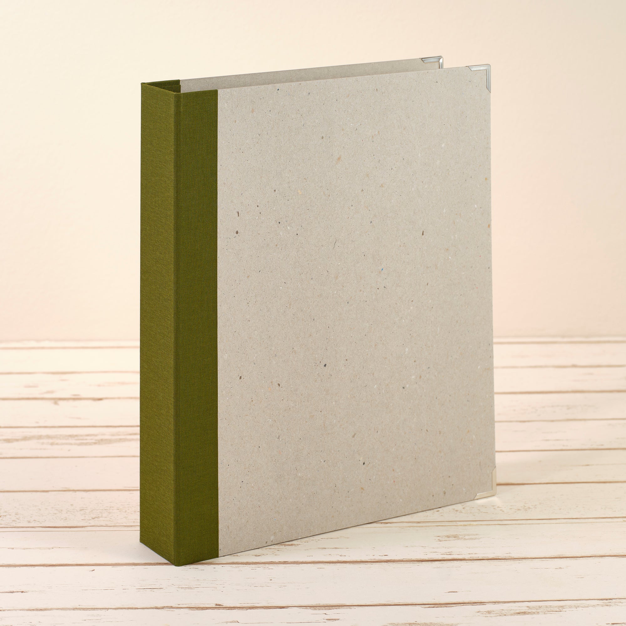 A4 Ordner mit moosgrünem Leinenrücken