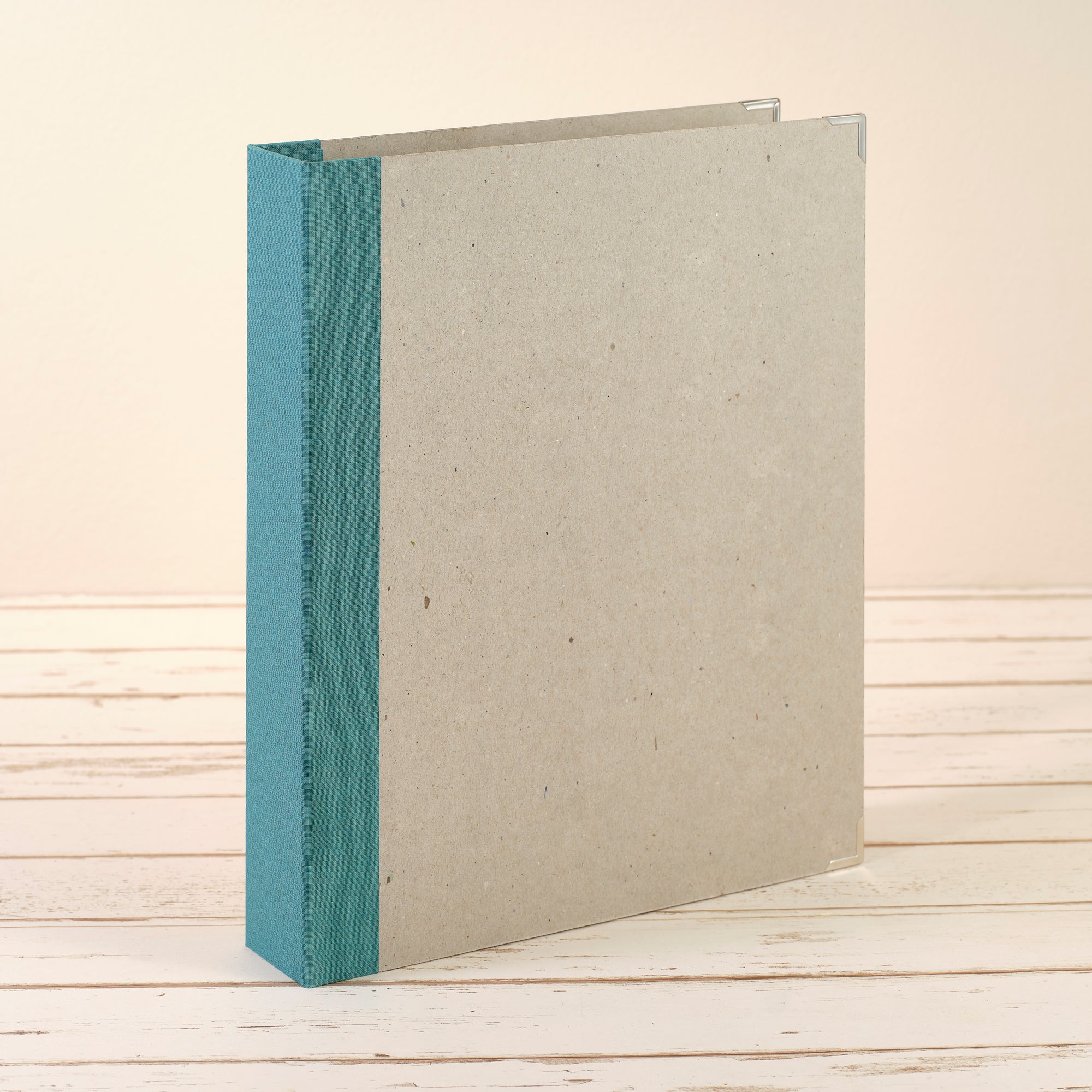 A4 Ordner mit salbeigrünem Leinenrücken