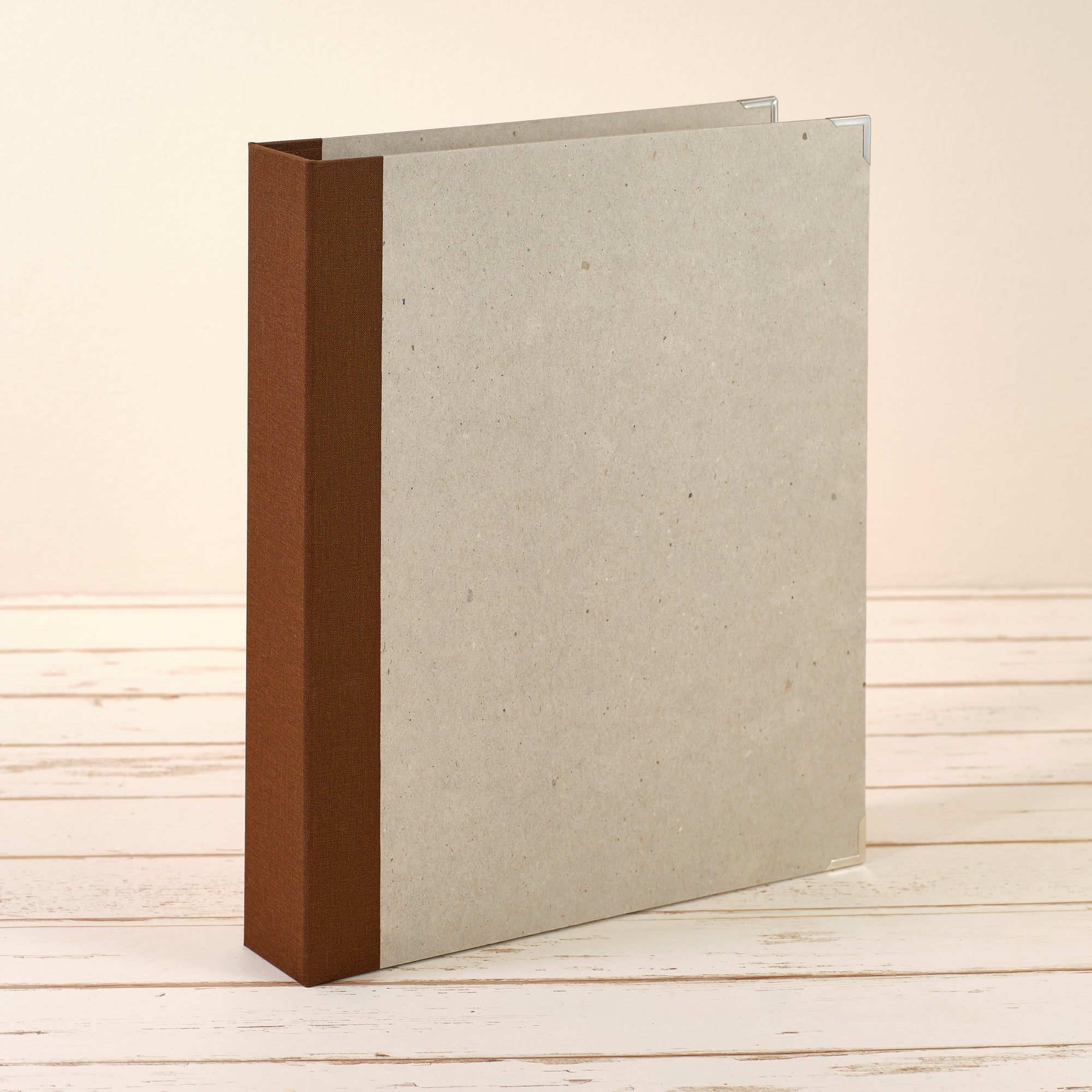 A4 Ordner mit dunkelbraunem Leinenrücken