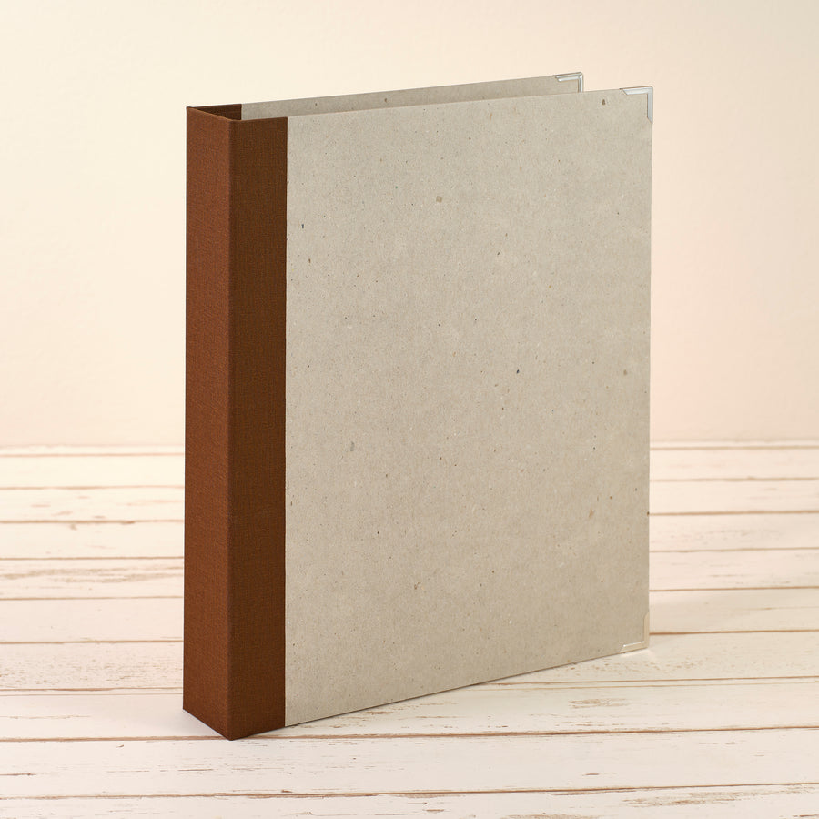 A4 Ordner mit dunkelbraunem Leinenrücken