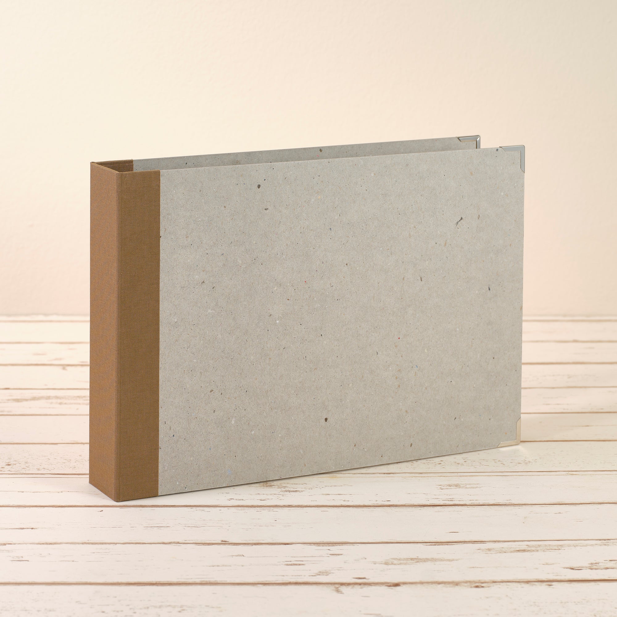 A4 Querformat Album mit camelbraunem Leinenrücken