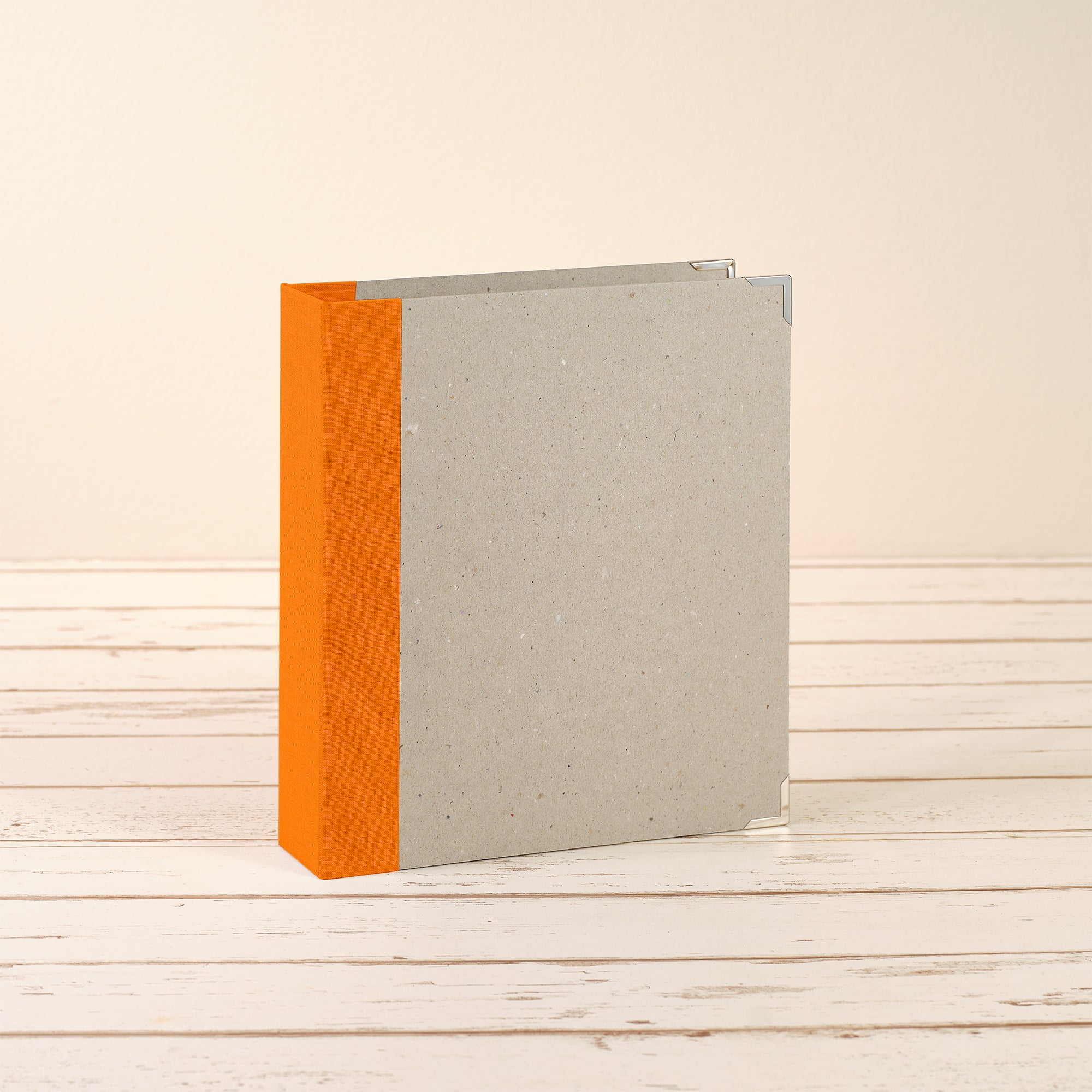 A5 Ordner mit orangenem Leinenrücken